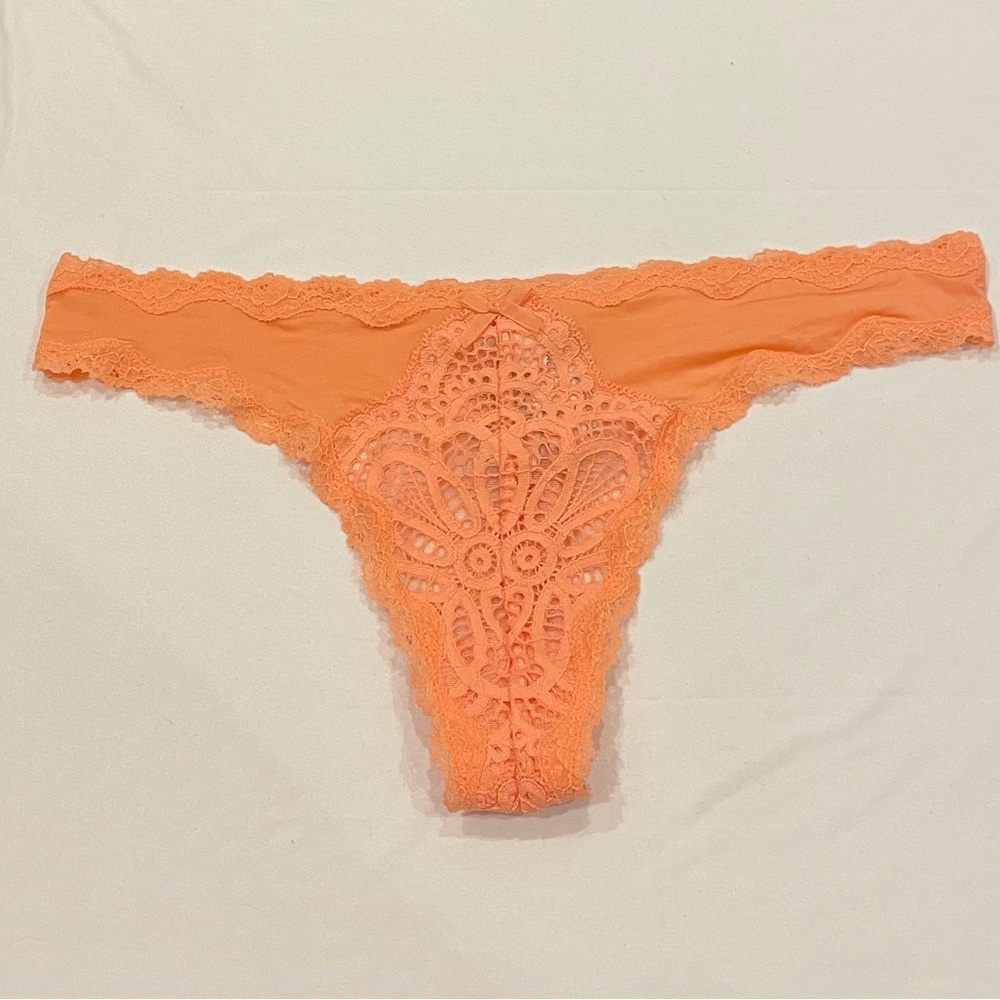 NEW WITH TAGS VICTORIA’S SECRET SIZE XS CORAL/ ORANGE LACE AND SATIN THONG